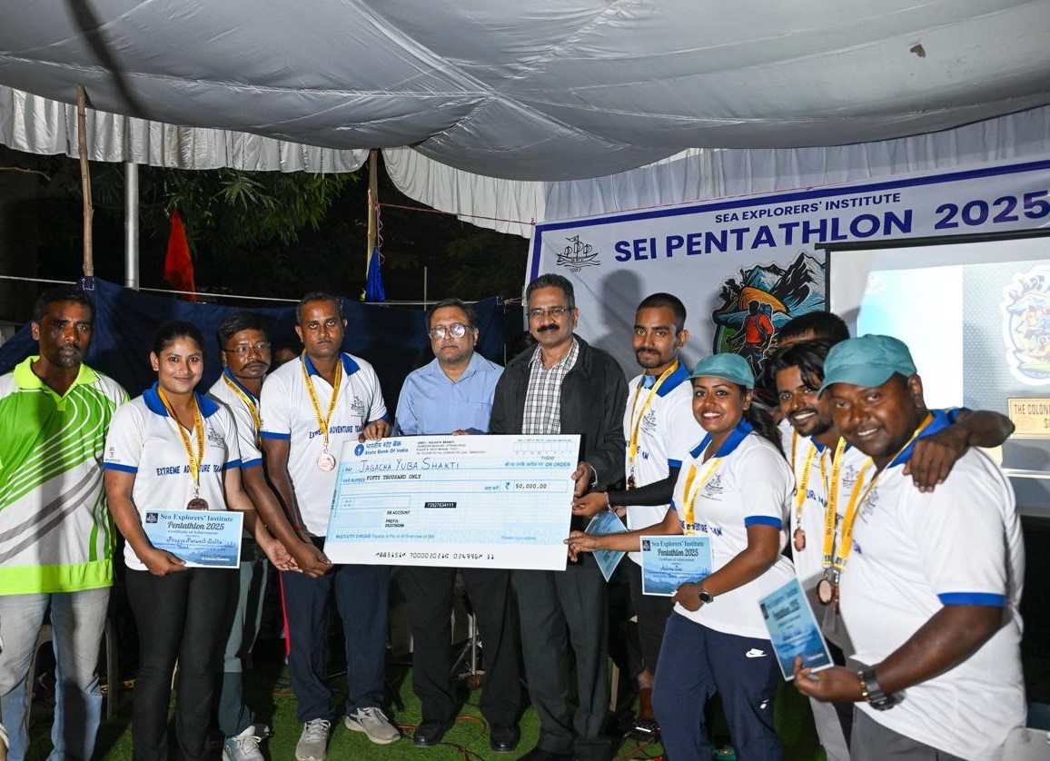 Representatives from Balmer Lawrie presents the prize money to the 2nd runner up team Jagacha Yuva Shakti